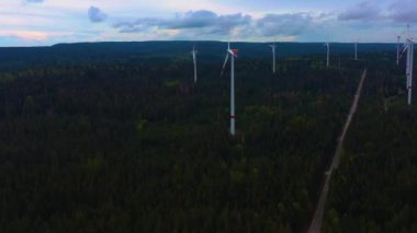 Rüzgar türbinlerinin hava görüntüsü, Kara Orman, Almanya 'daki yel değirmenleri.