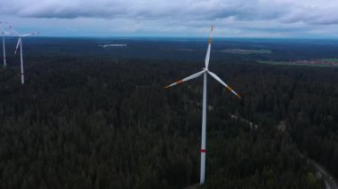 Rüzgar türbinlerinin hava görüntüsü, Kara Orman, Almanya 'daki yel değirmenleri.