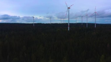 Rüzgar türbinlerinin hava görüntüsü, Kara Orman, Almanya 'daki yel değirmenleri.