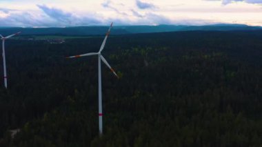 Rüzgar türbinlerinin hava görüntüsü, Kara Orman, Almanya 'daki yel değirmenleri.