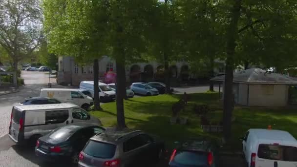Latanie Ulicami Stuttgartu Dachu Dwupokładowego Autobusu Słoneczny Dzień Wiosną — Wideo stockowe
