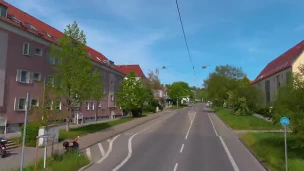 Flyger Genom Gatorna Stuttgart Toppen Dubbeldäckare Buss Solig Dag Våren — Stockvideo