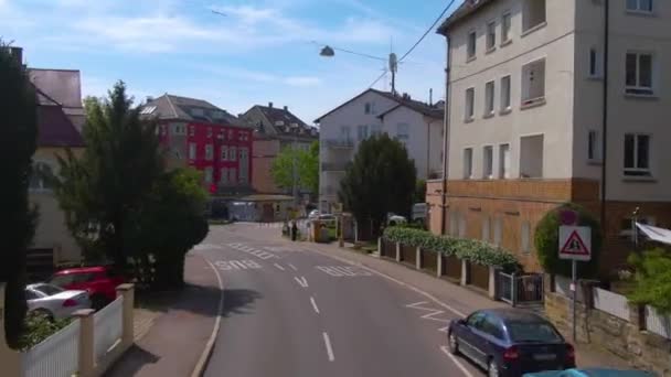 Létání Ulicemi Stuttgartu Vrcholu Dvoupatrového Autobusu Slunečného Dne Jaře — Stock video