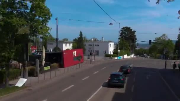 Létání Ulicemi Stuttgartu Vrcholu Dvoupatrového Autobusu Slunečného Dne Jaře — Stock video