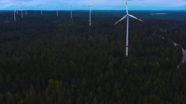 Rüzgar türbinlerinin hava görüntüsü, Kara Orman, Almanya 'daki yel değirmenleri.