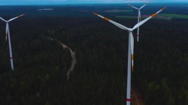 Rüzgar türbinlerinin hava görüntüsü, Kara Orman, Almanya 'daki yel değirmenleri.