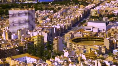 İlkbaharda bulutlu bir günde Alicante 'deki kalenin tepesindeki panorama manzarası