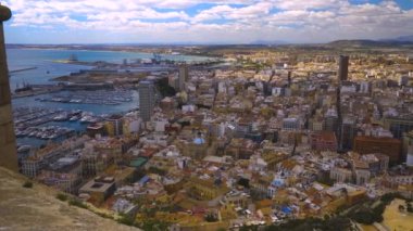 İlkbaharda bulutlu bir günde Alicante 'deki kalenin tepesindeki panorama manzarası