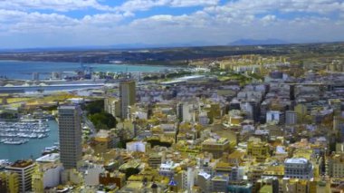 İlkbaharda bulutlu bir günde Alicante 'deki kalenin tepesindeki panorama manzarası