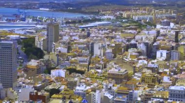 İlkbaharda bulutlu bir günde Alicante 'deki kalenin tepesindeki panorama manzarası