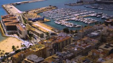 İlkbaharda bulutlu bir günde Alicante 'deki kalenin tepesindeki panorama manzarası