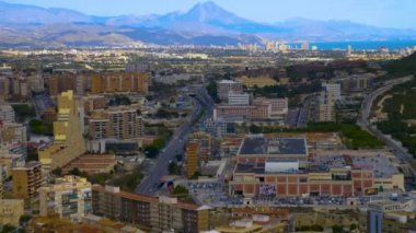 İlkbaharda bulutlu bir günde Alicante 'deki kalenin tepesindeki panorama manzarası