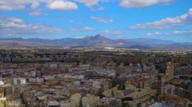 İlkbaharda bulutlu bir günde Alicante 'deki kalenin tepesindeki panorama manzarası