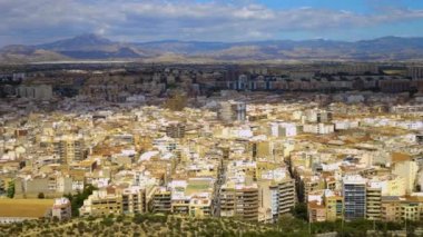 İlkbaharda bulutlu bir günde Alicante 'deki kalenin tepesindeki panorama manzarası