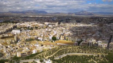 İlkbaharda bulutlu bir günde Alicante 'deki kalenin tepesindeki panorama manzarası