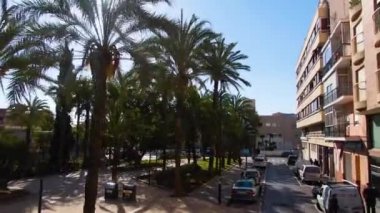 Güneşli bir bahar sabahı Alicante sokaklarında uçarken