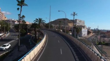 Güneşli bir bahar sabahı Alicante sokaklarında uçarken