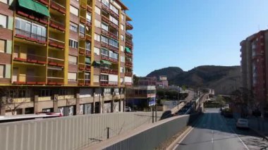 Güneşli bir bahar sabahı Alicante sokaklarında uçarken