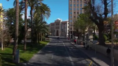 Güneşli bir bahar sabahı Alicante sokaklarında uçarken