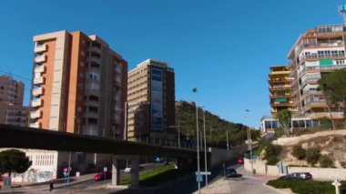 Güneşli bir bahar sabahı Alicante sokaklarında uçarken