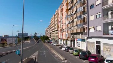 Güneşli bir bahar sabahı Alicante sokaklarında uçarken
