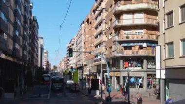 Güneşli bir bahar sabahı Alicante sokaklarında uçarken