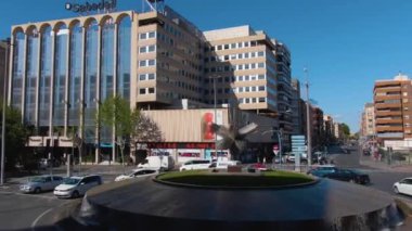 Güneşli bir bahar sabahı Alicante sokaklarında uçarken