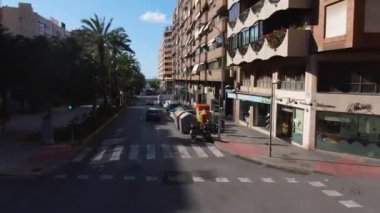 Güneşli bir bahar sabahı Alicante sokaklarında uçarken