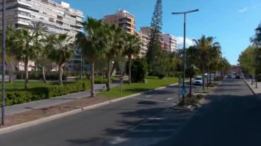 Güneşli bir bahar sabahı Alicante sokaklarında uçarken