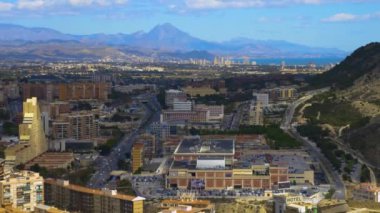 İlkbaharda bulutlu bir günde Alicante 'deki kalenin tepesindeki panorama manzarası