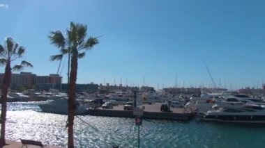 Güneşli bir bahar sabahı Alicante sokaklarında uçarken