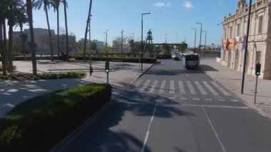 Güneşli bir bahar sabahı Alicante sokaklarında uçarken