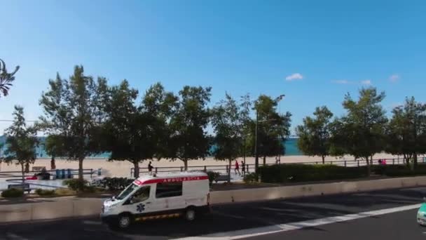 Güneşli Bir Bahar Sabahı Alicante Sokaklarında Uçarken — Stok video