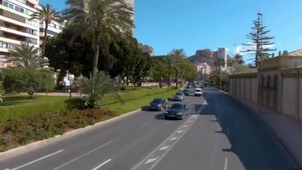 Einem Sonnigen Frühlingsmorgen Durch Die Straßen Von Alicante Fliegen — Stockvideo