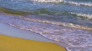 Geniş melek manzaralı, İspanya 'da küçük dalgalı bir sahil..