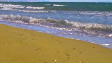 Geniş melek manzaralı, İspanya 'da küçük dalgalı bir sahil..