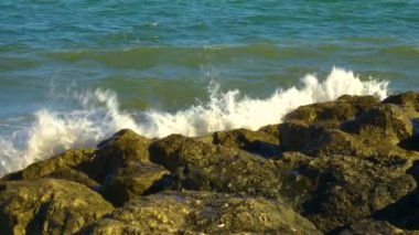 Geniş melek manzaralı, İspanya 'da küçük dalgalı bir sahil..