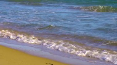 Geniş melek manzaralı, İspanya 'da küçük dalgalı bir sahil..