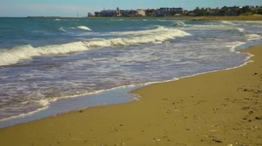 Geniş melek manzaralı, İspanya 'da küçük dalgalı bir sahil..