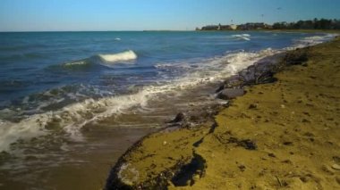 Geniş melek manzaralı, İspanya 'da küçük dalgalı bir sahil..