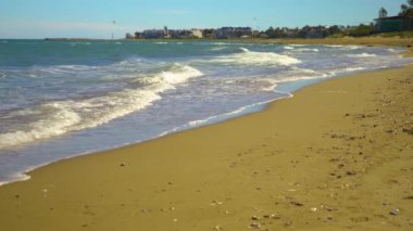 Geniş melek manzaralı, İspanya 'da küçük dalgalı bir sahil..