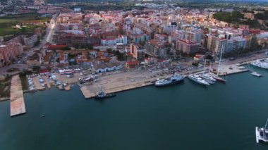 İspanya 'nın Denia kentinin güneşli bir bahar sabahında havadan görünüşü..