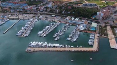 İspanya 'nın Denia kentinin güneşli bir bahar sabahında havadan görünüşü..