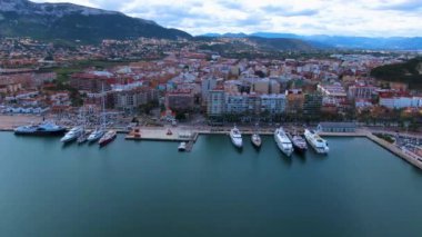 İspanya 'nın Denia kentinin güneşli bir bahar sabahında havadan görünüşü..