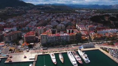 İspanya 'nın Denia kentinin güneşli bir bahar sabahında havadan görünüşü..