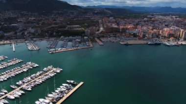 İspanya 'nın Denia kentinin güneşli bir bahar sabahında havadan görünüşü..