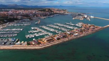 İspanya 'nın Denia kentinin güneşli bir bahar sabahında havadan görünüşü..