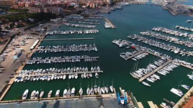 İspanya 'nın Denia kentinin güneşli bir bahar sabahında havadan görünüşü..