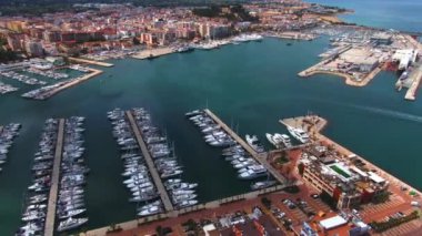 İspanya 'nın Denia kentinin güneşli bir bahar sabahında havadan görünüşü..