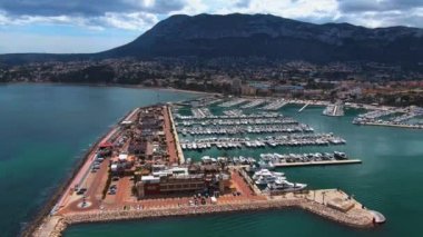 İspanya 'nın Denia kentinin güneşli bir bahar sabahında havadan görünüşü..